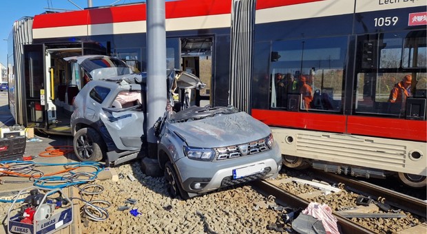 Groźny wypadek w Gdańsku. SUV wygiął się jak precel