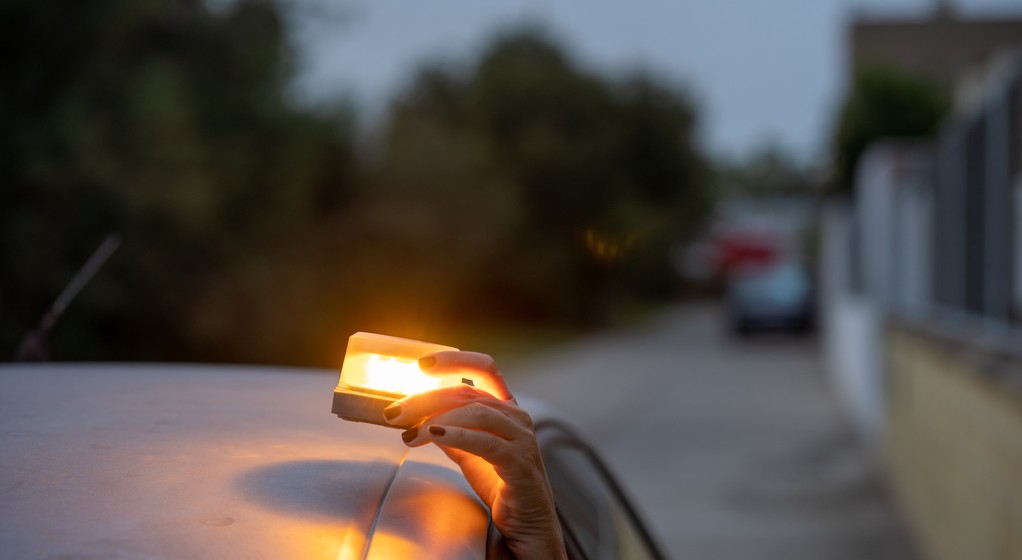 Lampa V16 ma zastąpić trójkąty ostrzegawcze. Na razie tylko w Hiszpanii