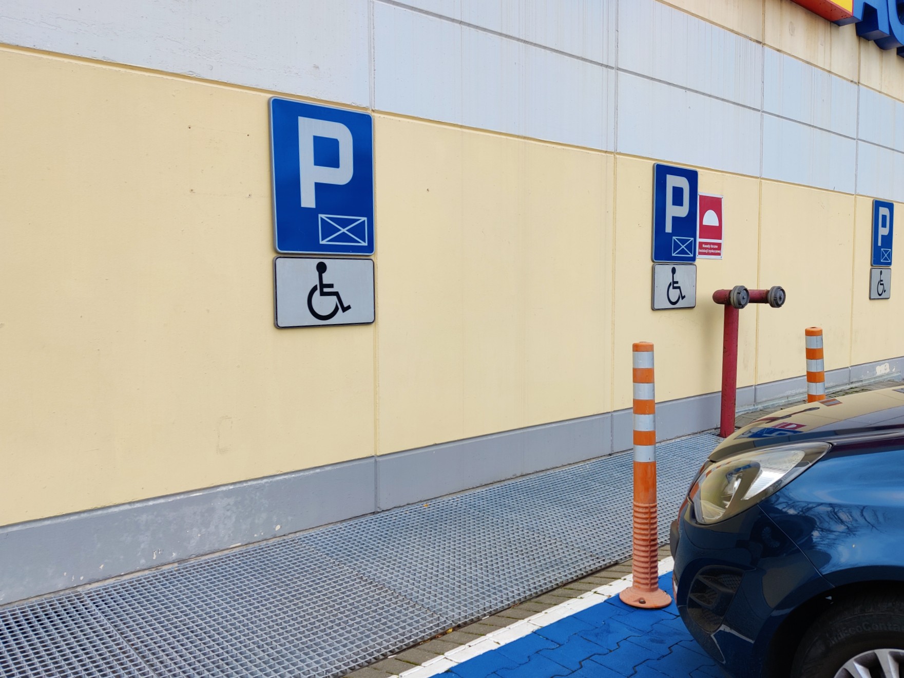 Miejsce dla niepełnosprawnych pod supermarketem