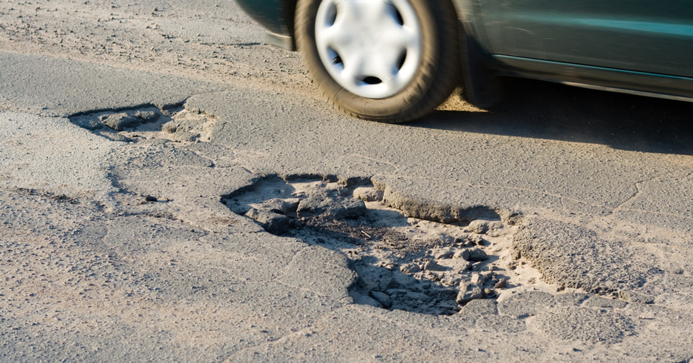 Jak uzyskać odszkodowanie za uszkodzenie auta na dziurawej drodze?