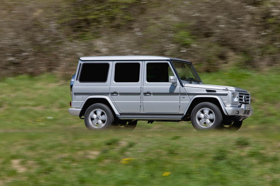 Mercedes G Klasse  – na oko trudno określić rocznik, bo auto na przestrzeni lat zmieniało się nieznacznie.  W dodatku, w przypadku tego modelu, ci, którzy chcą się lansować, a ich nie  stać na nowy egzemplarz, często odmładzają optycznie starsze auta.