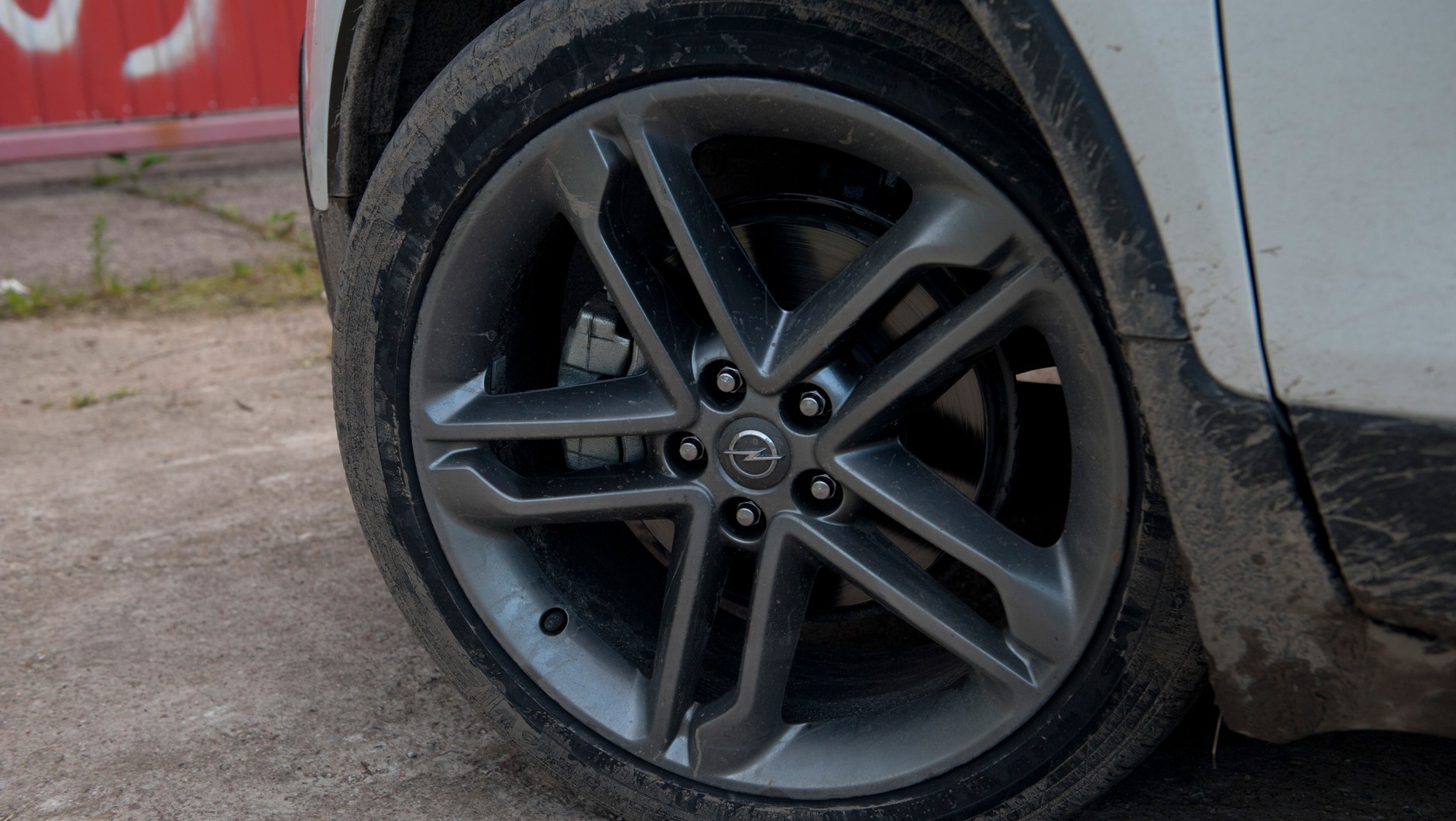 19-calowe felgi i opony 225/45 R19 uniemożliwiają jazdę w terenie