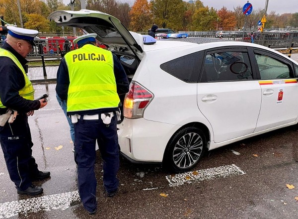 Wielka akcja policji. Sprawdzili 1000 taksówek "na aplikację", wystawili 300 mandatów