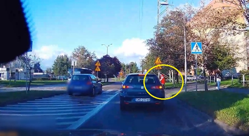 Mężczyzna wyprzedzał na pasach, po których przechodziła kobieta z wózkiem