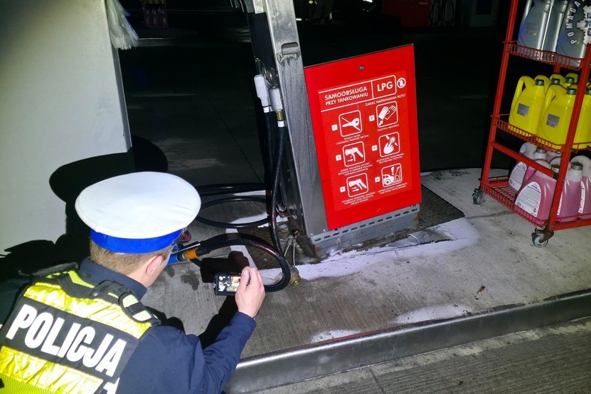 Kierowczyni Skody o czymś zapomniała na stacji. Wstrzymano ruch, a na miejsce przyjechała policja