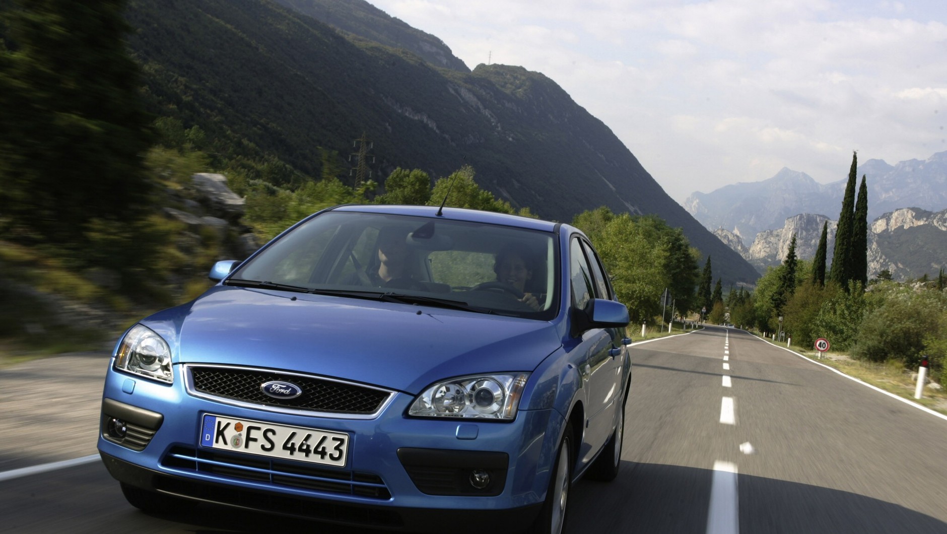 W wersji podstawowej hatchback posiada dwie poduszki powietrzne, ABS, pakiet elektryczny i wspomaganie. Na szczęście wielu kupujących nie ograniczało się do standardu.