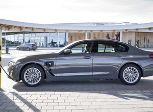 BMW iX, serii 3 i 5 - elektryfikacja nabiera tempa w 2021 r.