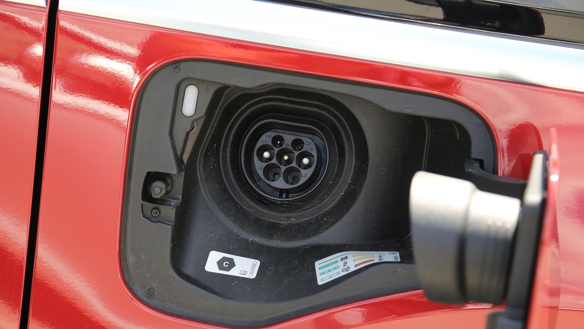Klapka gniazdka ładowania ze zintegrowaną zatyczką – nie trzeba jej osobno wyjmować, jak w wielu innych hybrydach plug-in.