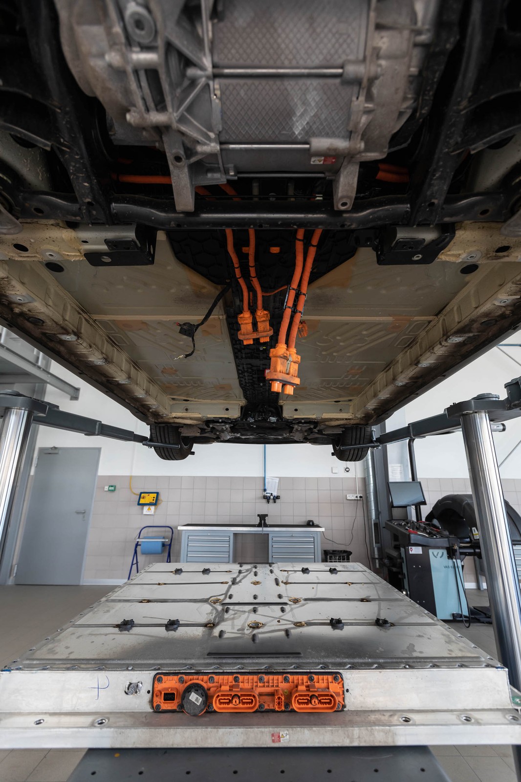 Demontaż akumulatora z Volkswagena ID.3 w Technicznym Centrum Szkoleniowo-Serwisowym w Poznaniu