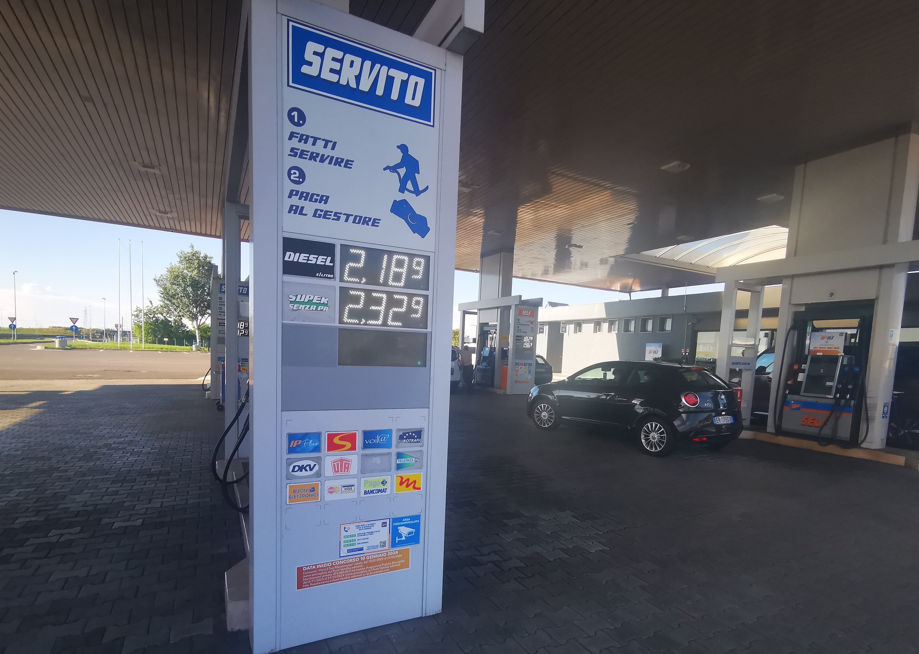 Dystrybutor z obsługą na włoskiej stacji przy autostradzie