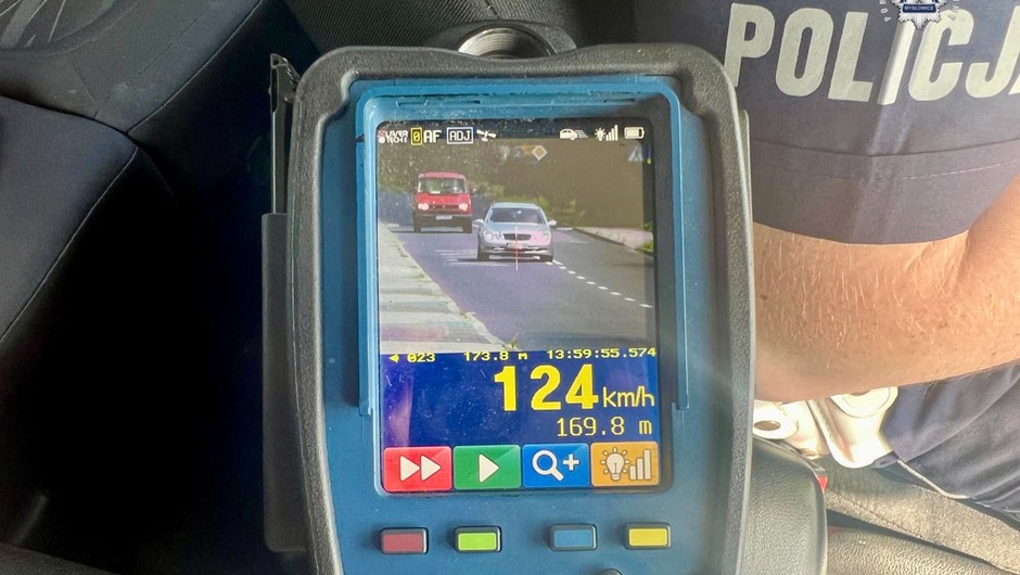 Policjanci zatrzymali kierowcę Mercedesa. Prędkość kosztowała go prawo jazdy