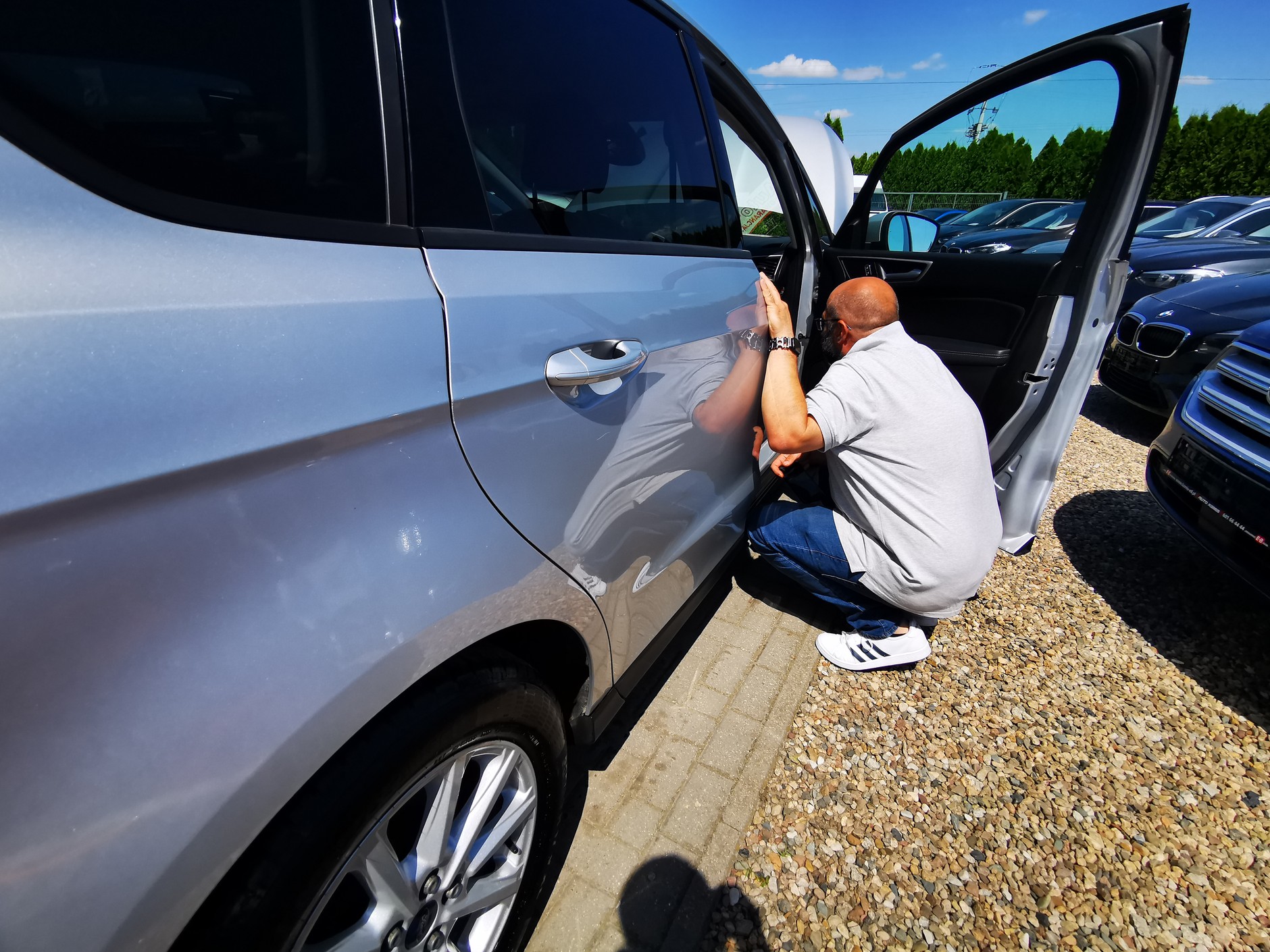 Ford S-Max z dieslem miał trzy razy wyższy przebieg i był w dużo lepszym stanie