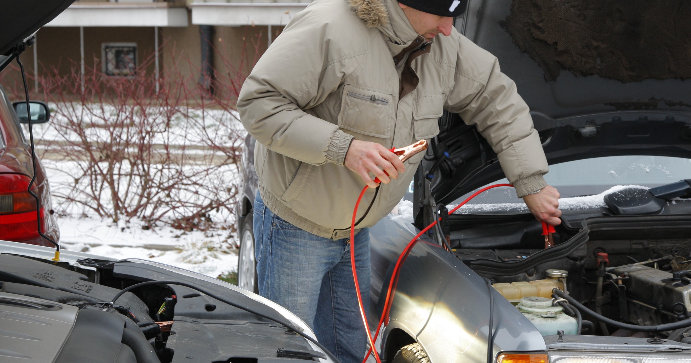 Awaryjne odpalanie auta z kabli, czyli tzw. pożyczka prądu