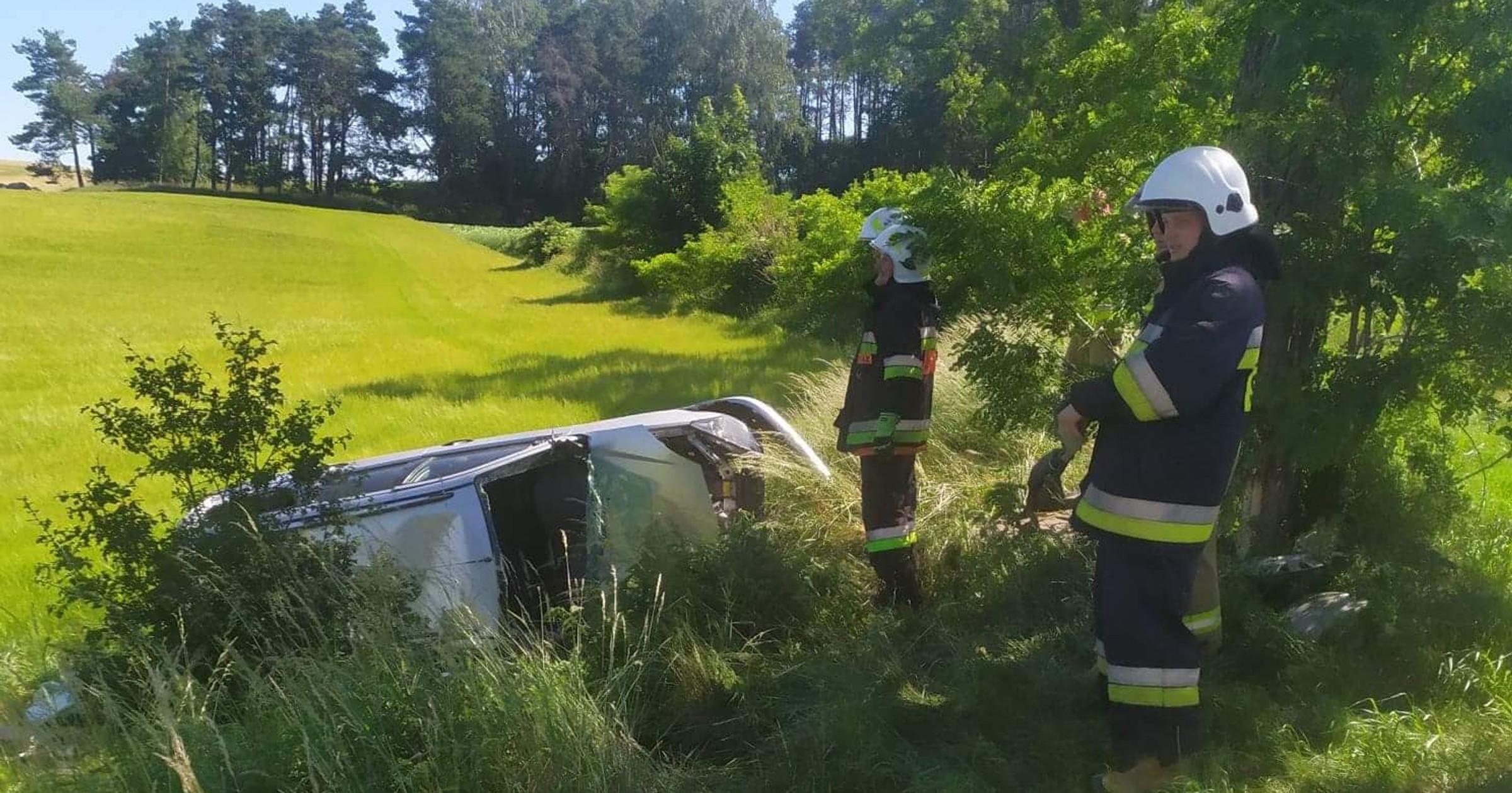 Kobieta, wioząc wnuczka uderzyła w drzewo