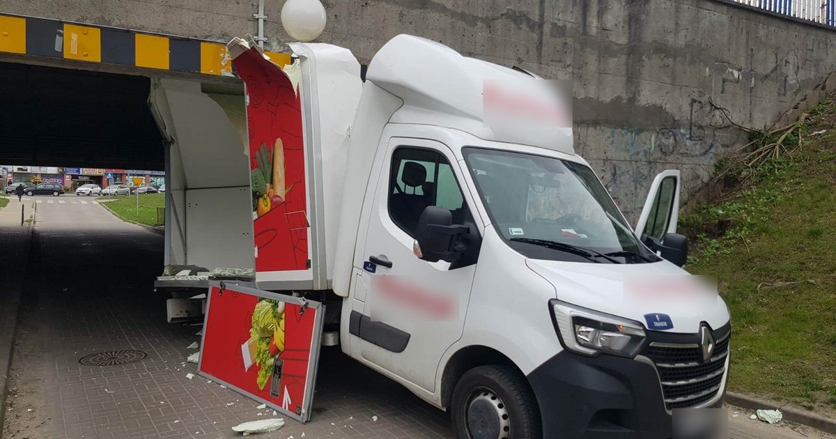 Kierowca zaklinował pod wiaduktem auto dostawcze