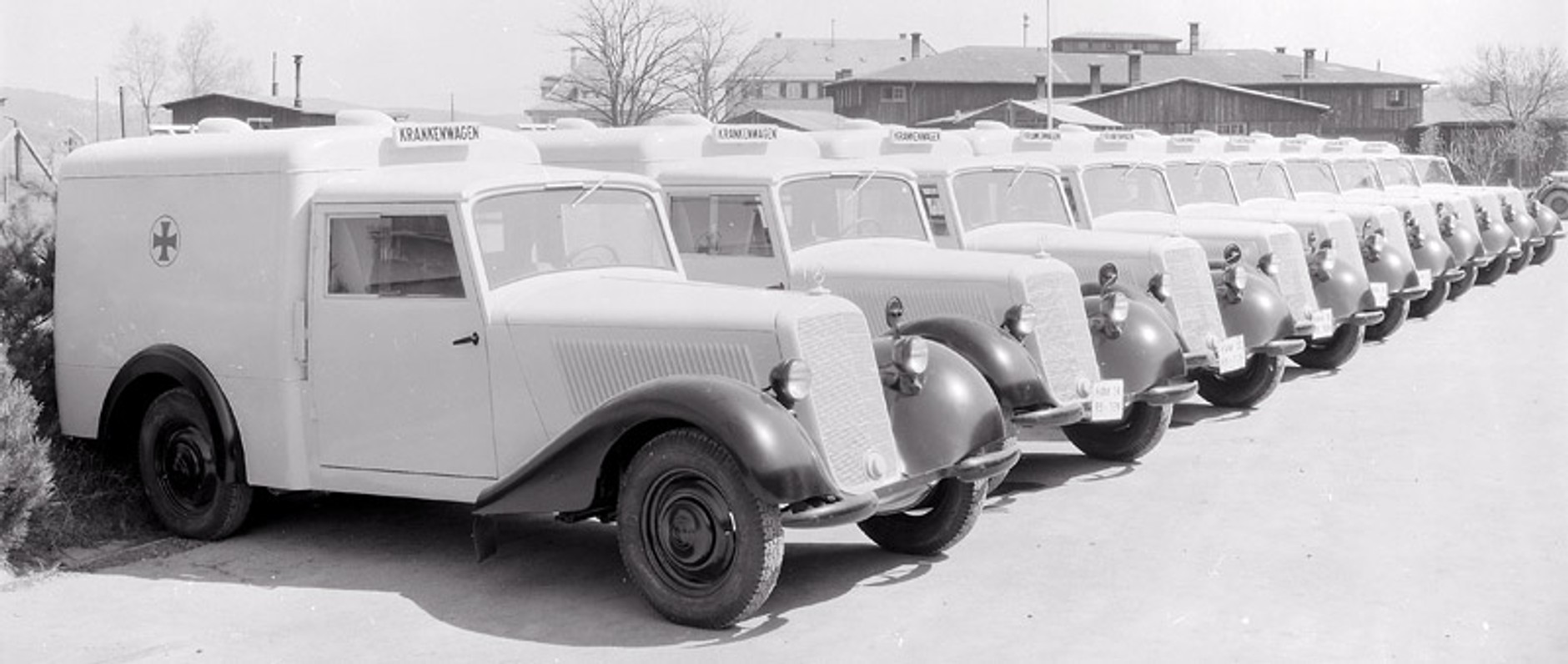 Mercedes-Benz E: historia gwiazdy klasy średniej wyższej (250 fotografii)