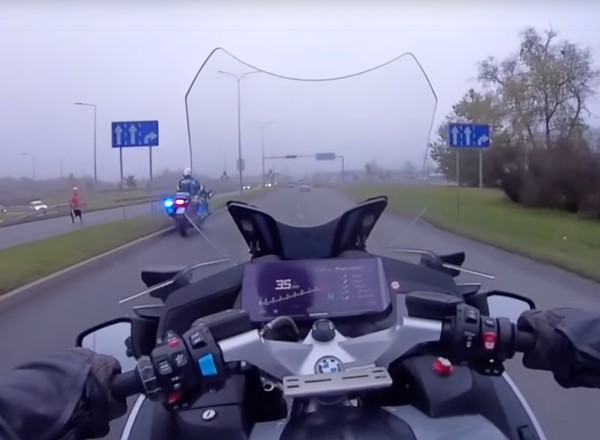 Starsza kobieta przechodziła przez jezdnię w niedozwolonym miejscu. Nietypowa reakcja policji [WIDEO]
