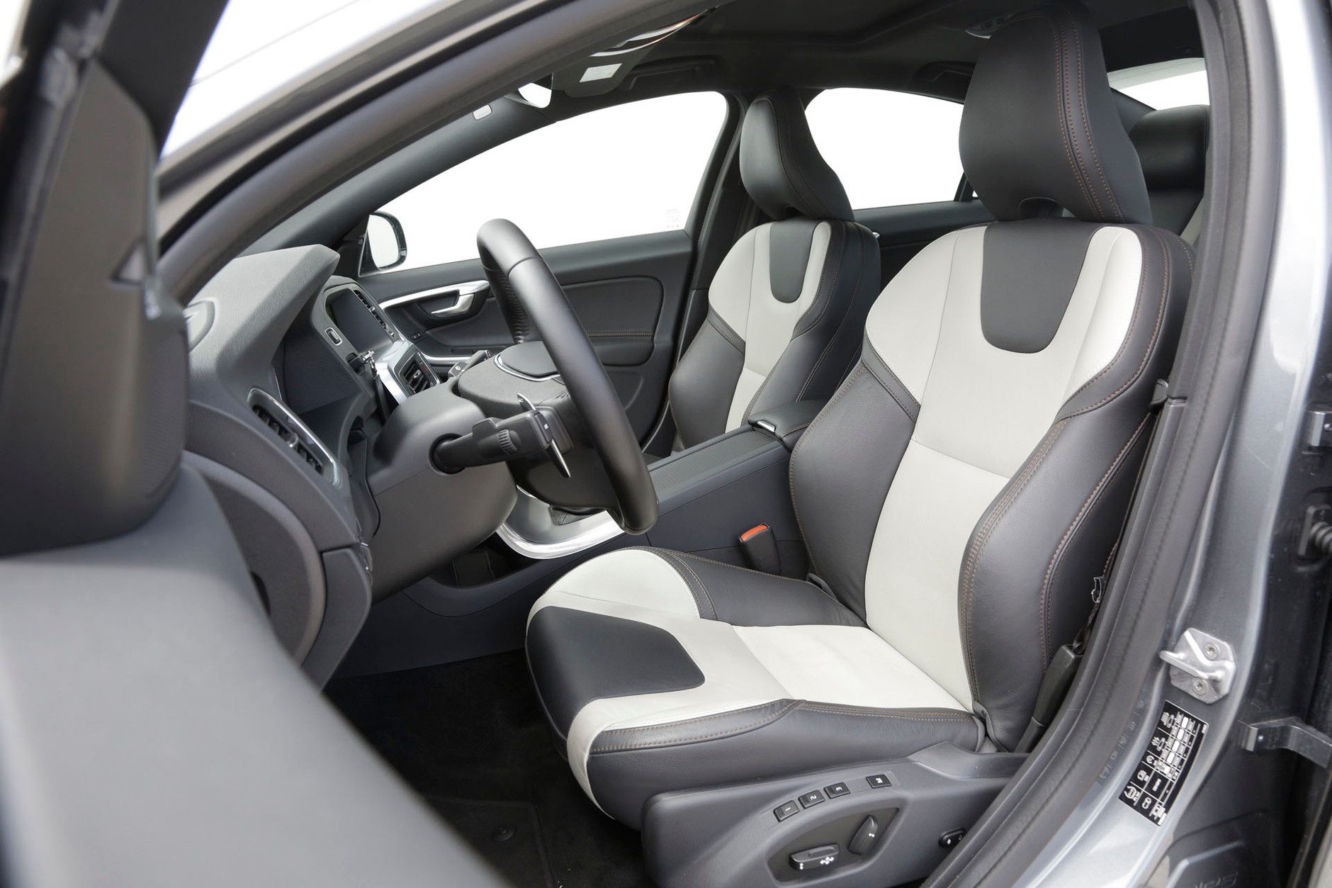 Volvo S60 D4 AWD Cross Country - sedan na szczudłach