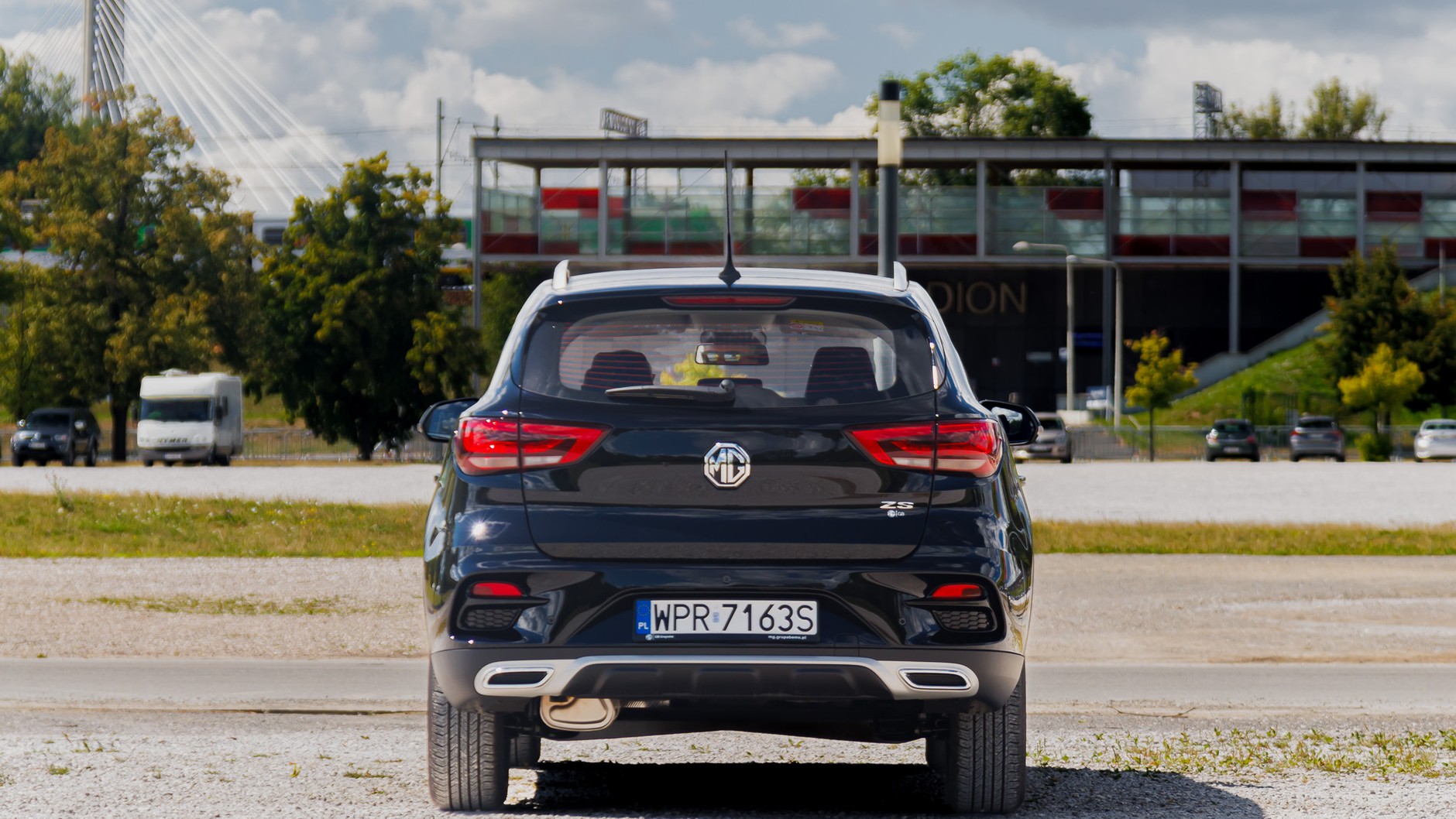 Dacia Duster kontra MG ZS. Porównanie dwóch budżetowych samochodów