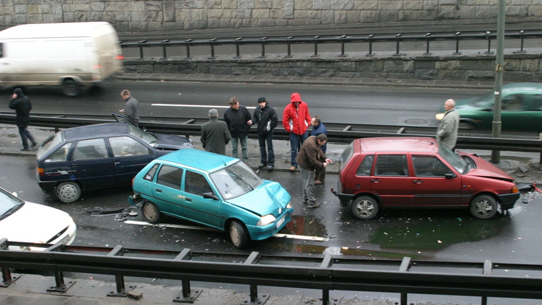 Zdarzenie z udziałem więcej niż dwóch pojazdów nie podlega rozliczeniu w ramach bezpośredniej likwidacji szkód, nawet jeśli straty nie są duże.