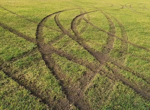 Driftował na boisku piłkarskim, teraz grozi mu 5 lat. Uszkodzenia wyceniono na 20 tys. zł
