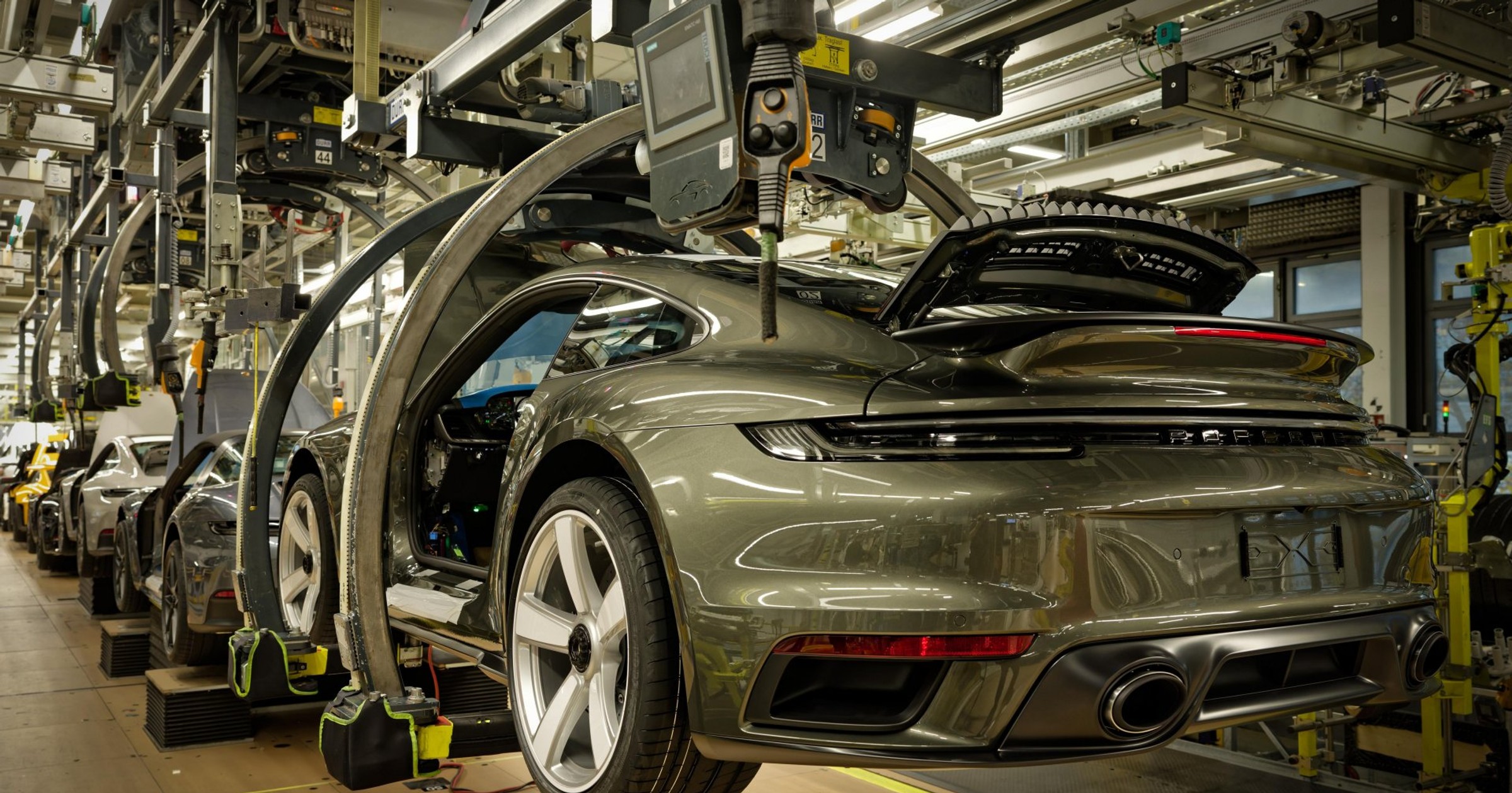 Porsche 911 na linii produkcyjnej w fabryce