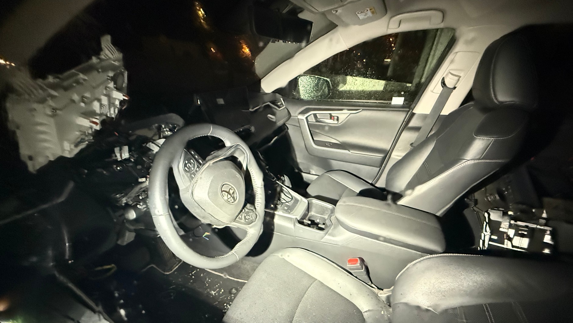 Samochód po nieudanej próbie kradzieży. Immobilizer zatrzymał złodzieja, ale zniszczenia są poważne