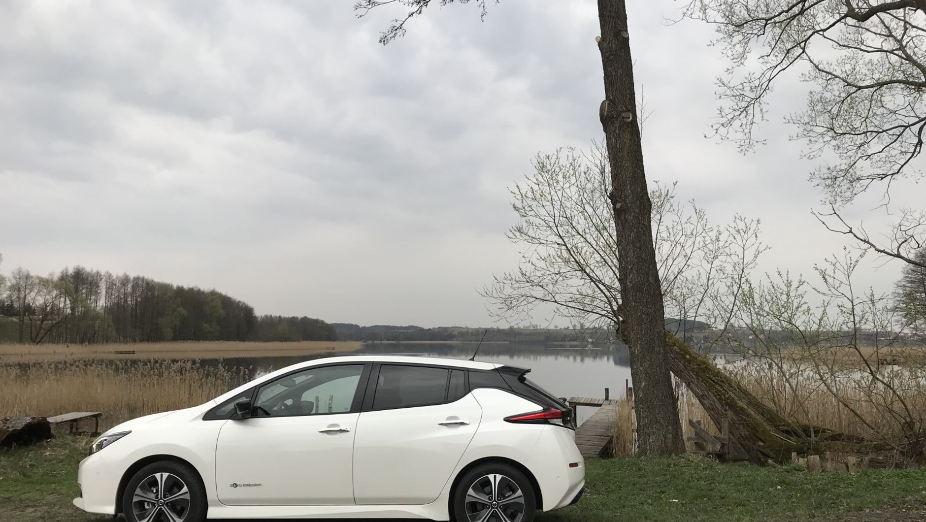 Nissan Leaf - rozmarami porównywalny z kompaktowym kombi
