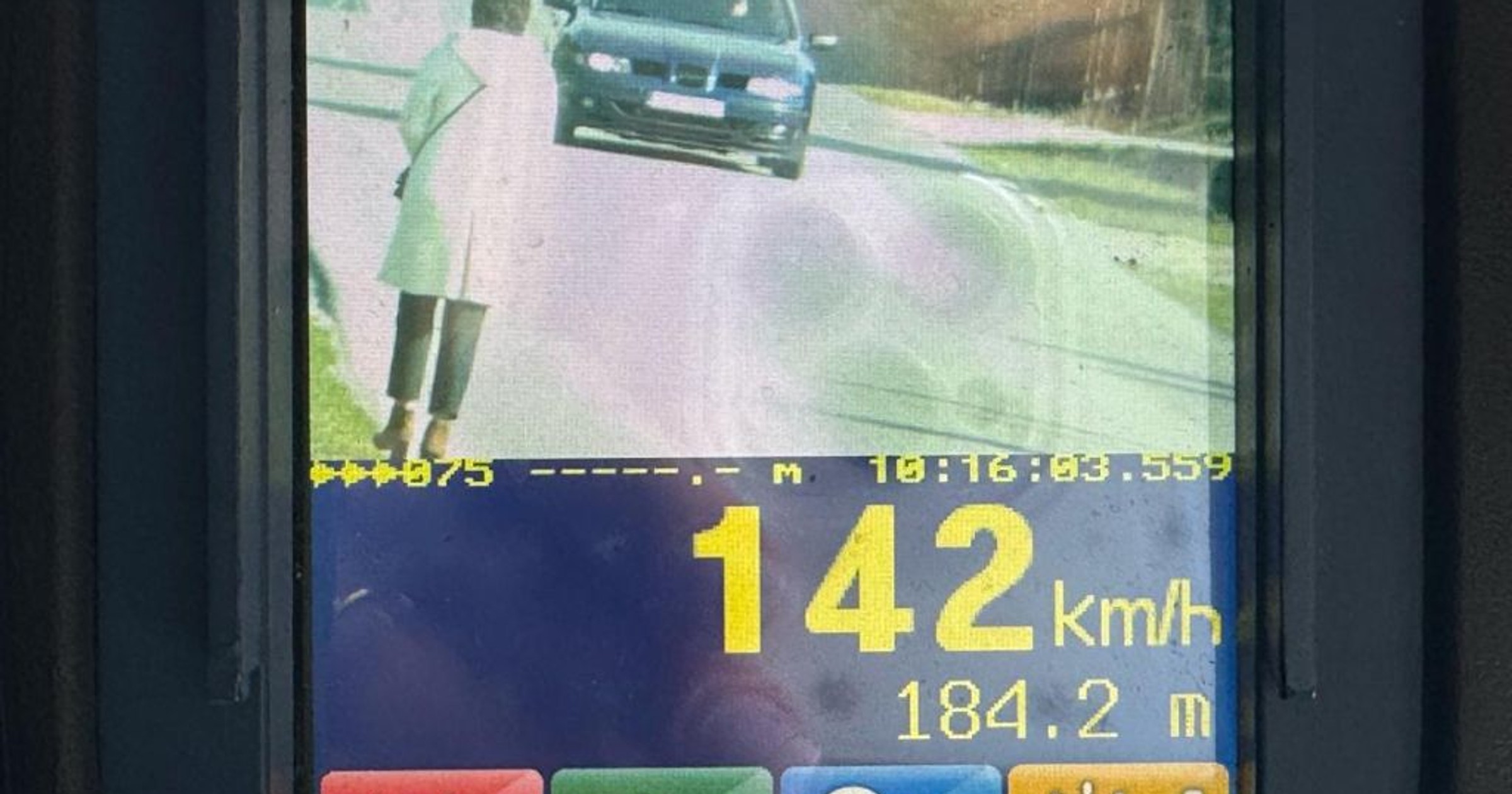 Obaj pędzili ponad "stówę" w zabudowanym. Policjanci nie mieli skrupułów