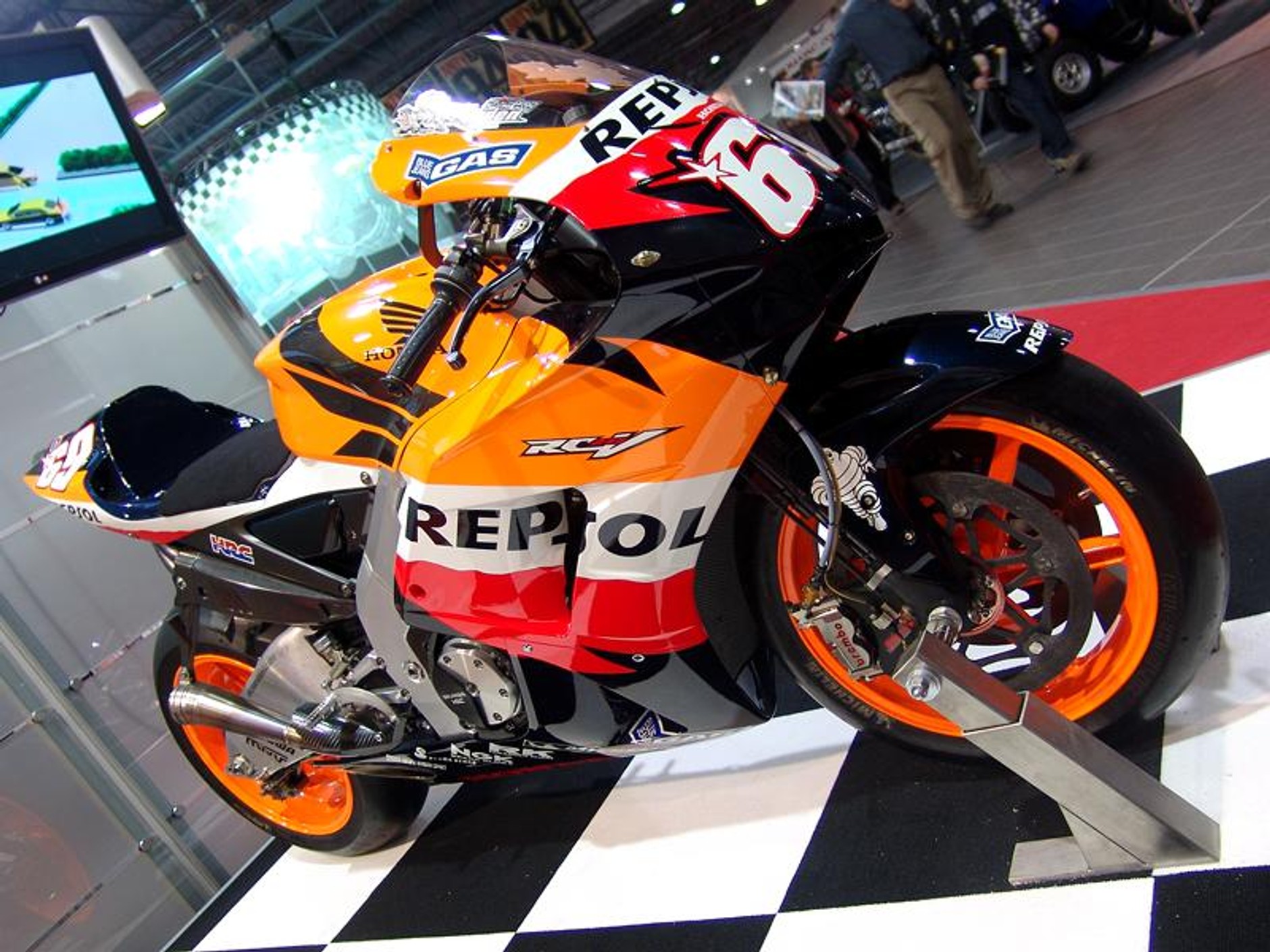 MOTOCYKL-EXPO 2007: cudowne maszyny i piękne dziewczyny (fotogaleria)