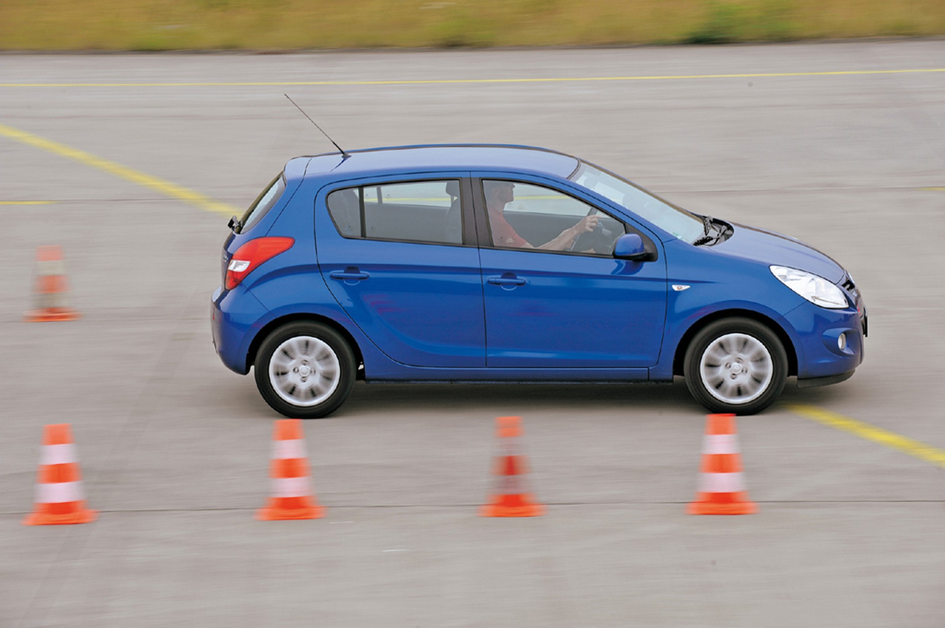 Nowy Volkswagen Polo kontra benzynowa konkurencja - Czy okaże się lepsze od Fiesty, Jazza, i20, Corsy i Clio?