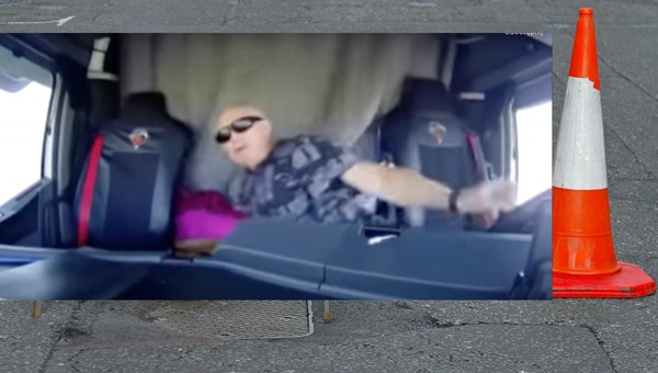 TIR dachował na prostej drodze, bo... kierowca sięgał po coś z kanapy [Nagranie]