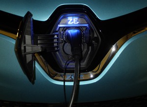 Renault ZOE w półrocznym teście – zimą zasięg spadł o połowę, ale latem…