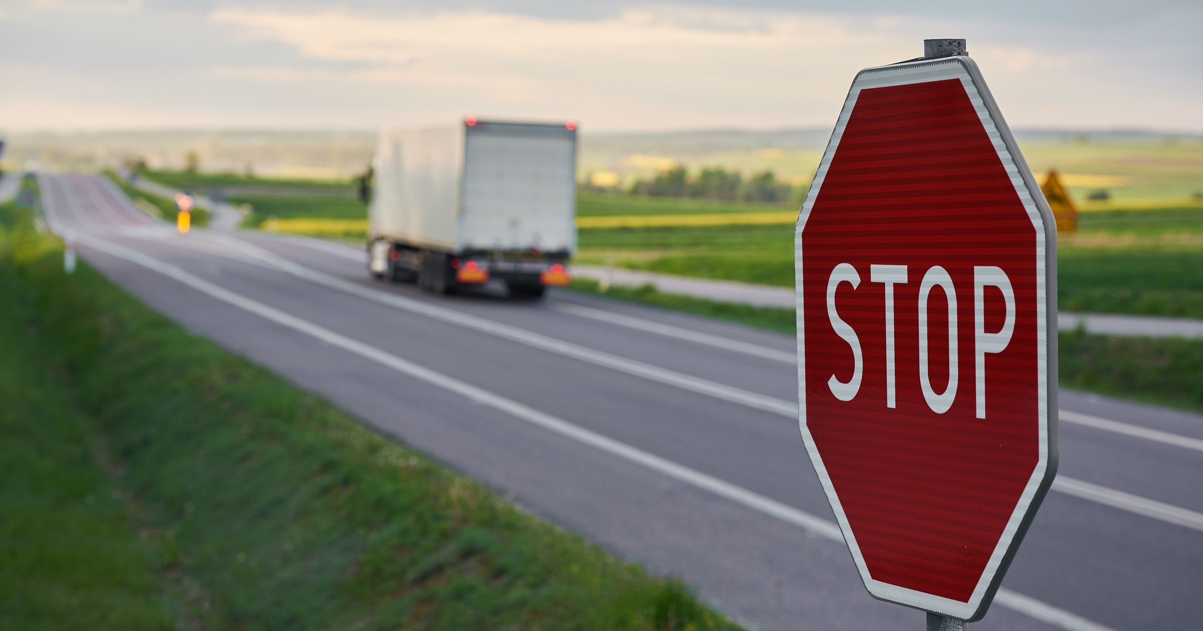 Znak STOP nakazuje bezwzględne zatrzymanie pojazdu