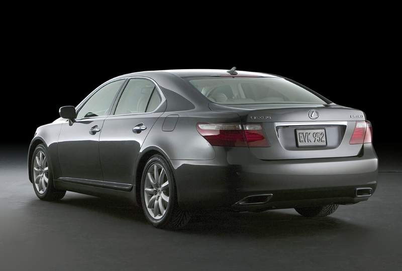 Lexus LS460 w japońskich salonach sprzedaży