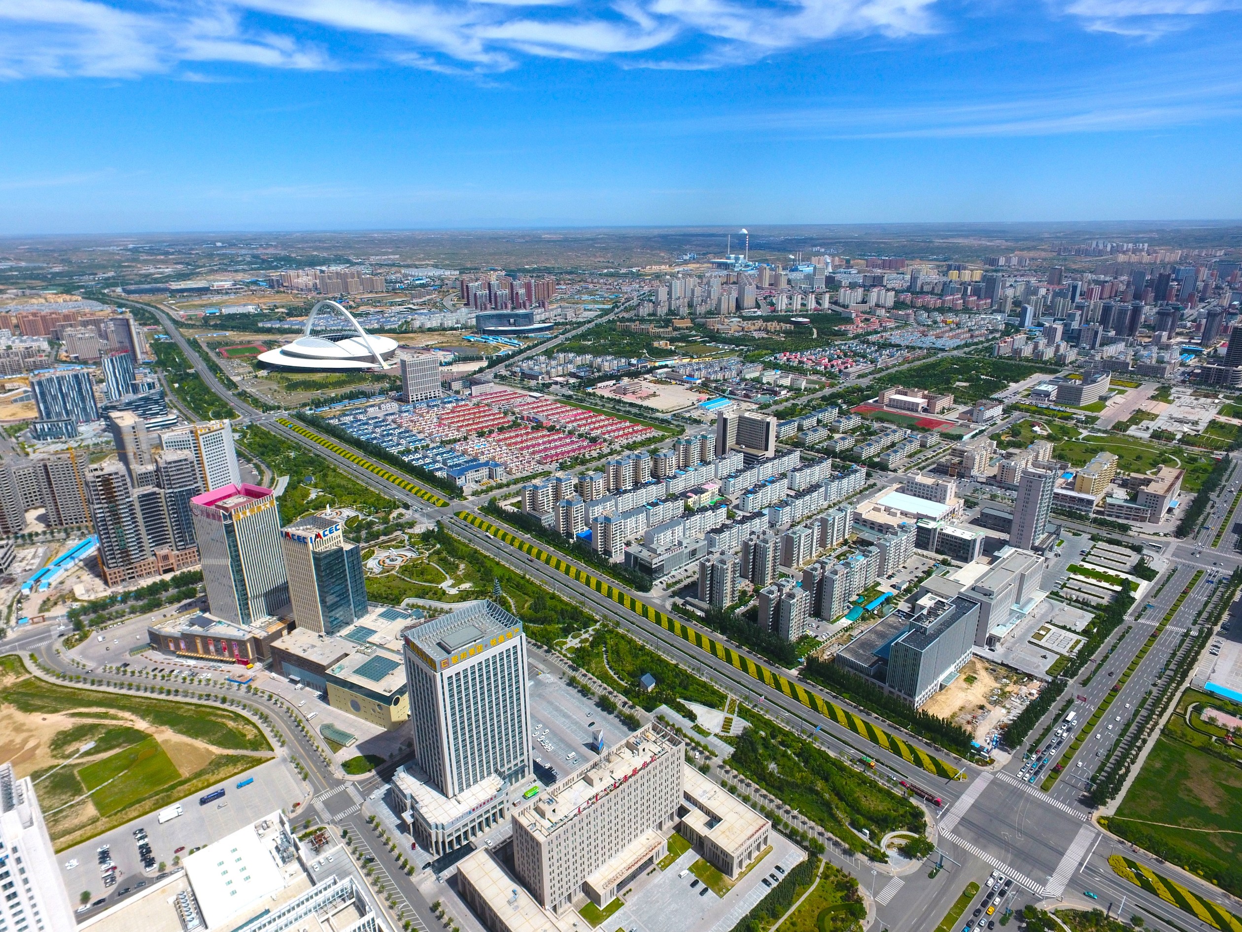 Nowe miasto Kangbashi (Mongolia Wewnętrzna), bardziej znane jako Ordos, to najsłynniejsze miasto duchów. Budowane w początkach XXI wieku dla miliona osób latami stało bezludne. Obecnie ok. 155 tys. mieszkańców (mniej niż w Zabrzu) ma do dyspozycji 355 km kw. (powierzchnia lewobrzeżnej Warszawy)