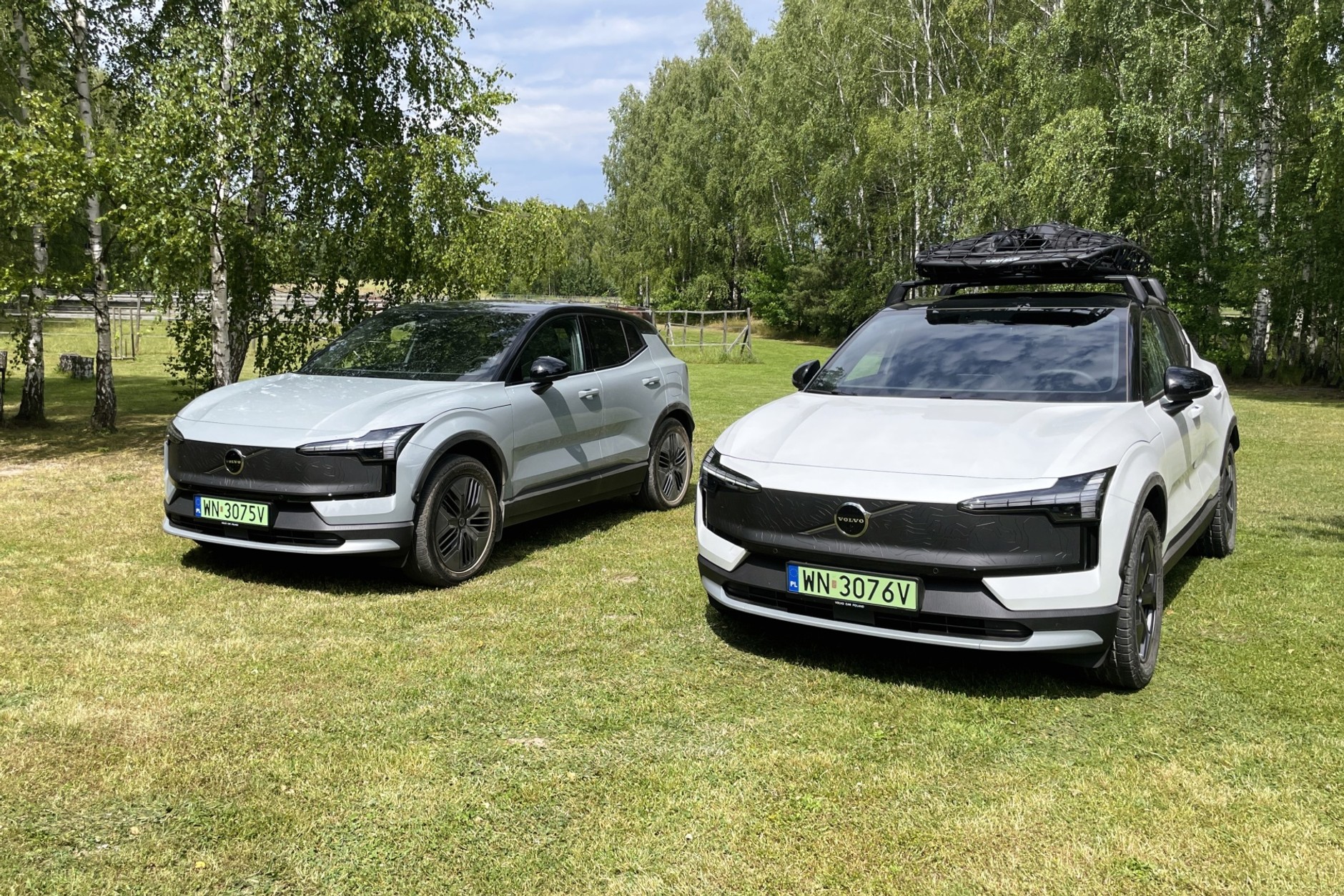Volvo EX30 Cross Country z akcesoriami i bez nich