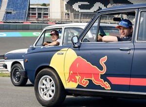 Wyścig na wstecznym. Co po godzinach robią kierowcy F1 [WIDEO]