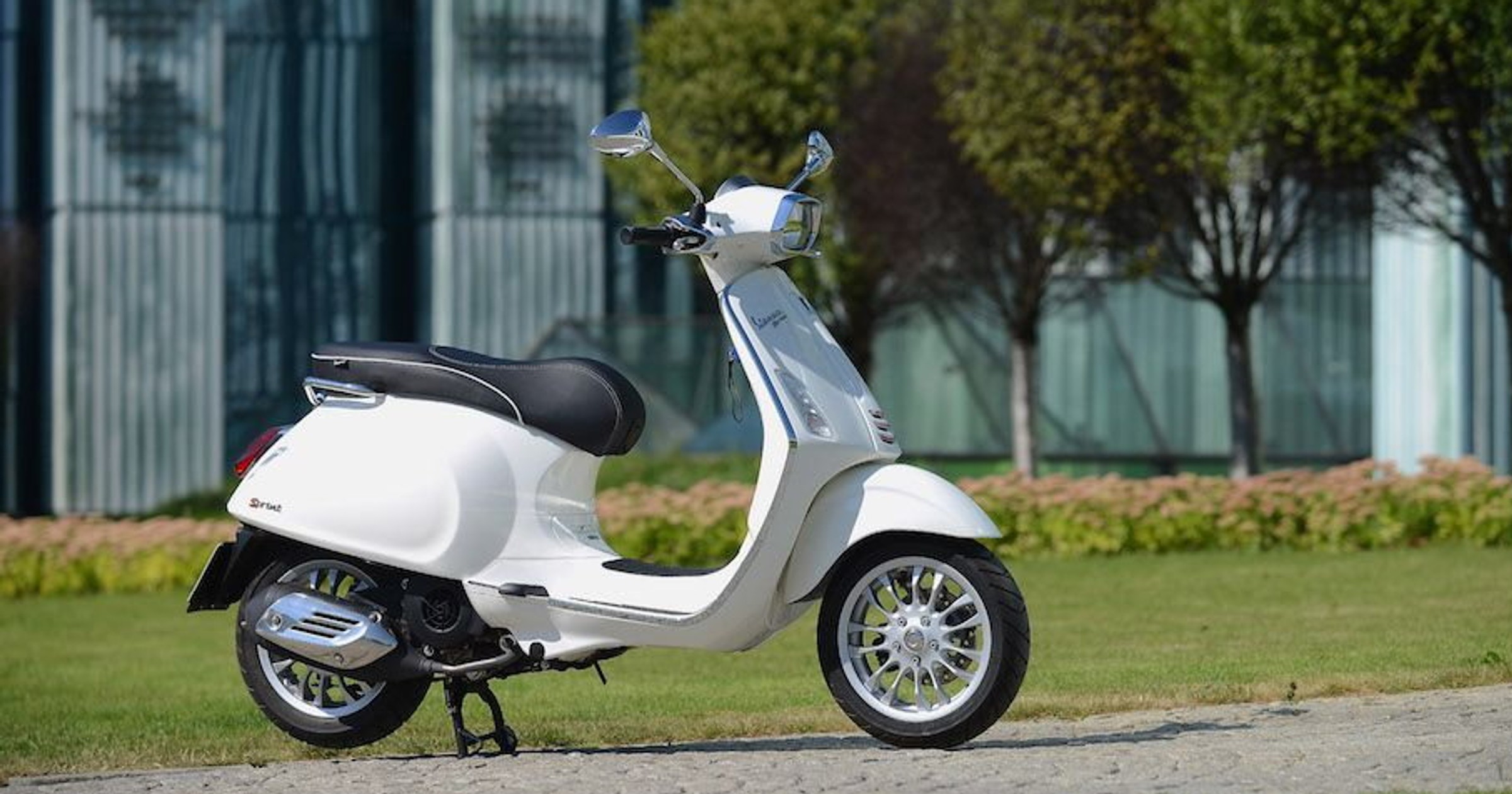 Polski rynek motocykli ożywił się bardzo, dzięki sprzedaży stodwudziestekpiątek. Na zdjęciu Vespa Sprint 125