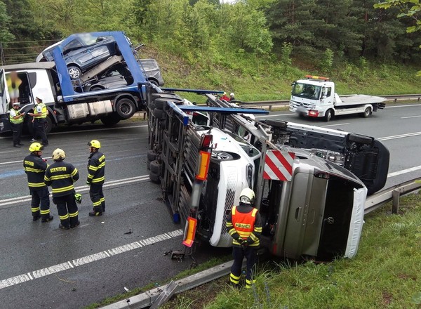 Przewrócona laweta z nowymi autami blokowała dojazd z Czech do granicy z Polską