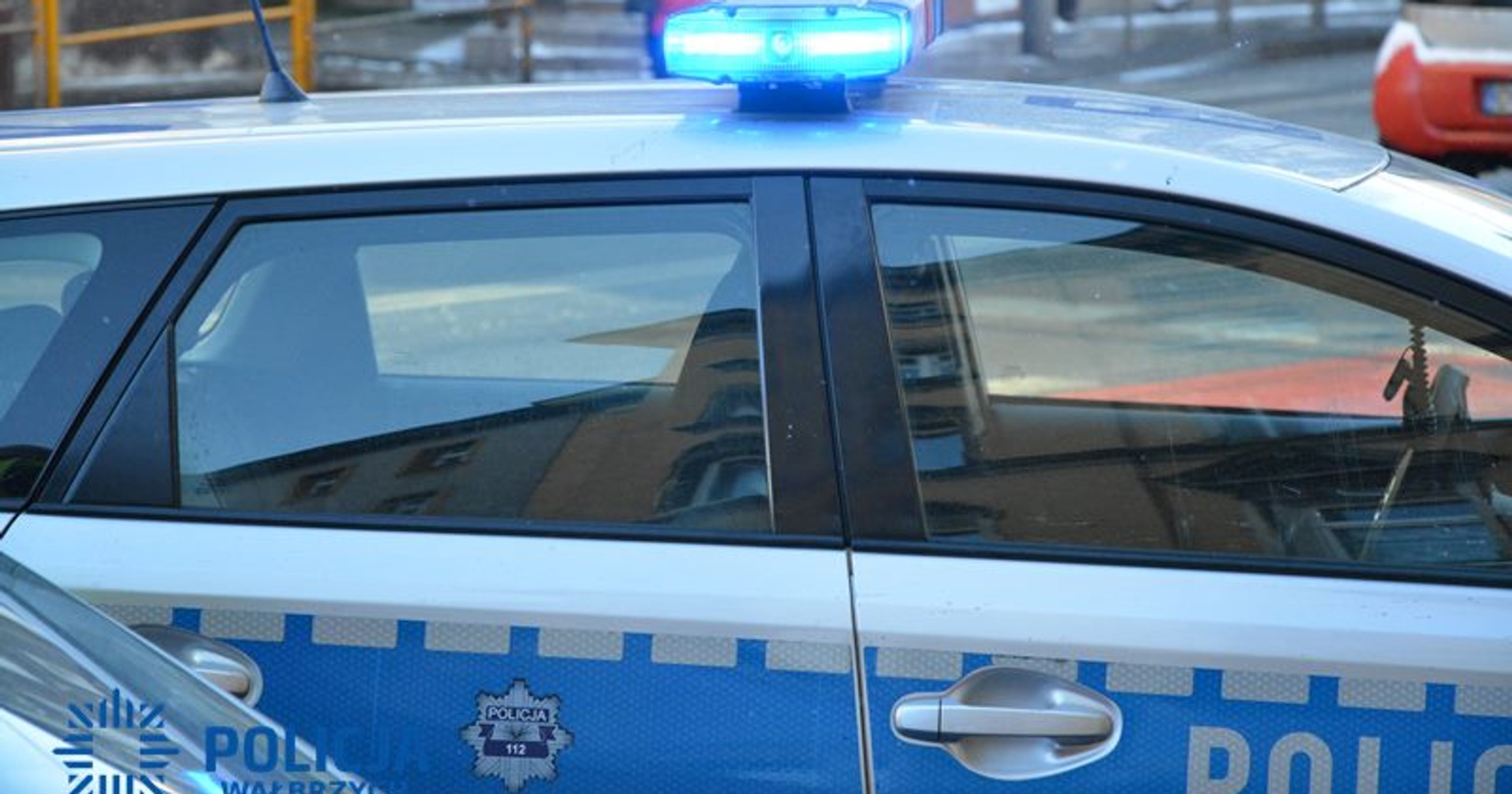 Obraz pochodzący z serwisu https://walbrzych.policja.gov.pl/dba/aktualnosci/bieza/119549,Zatrzymany-kierowca-mial-dwa-sadowe-zakazy-prowadzenia-pojazdow-i-byl-poszukiwan.html