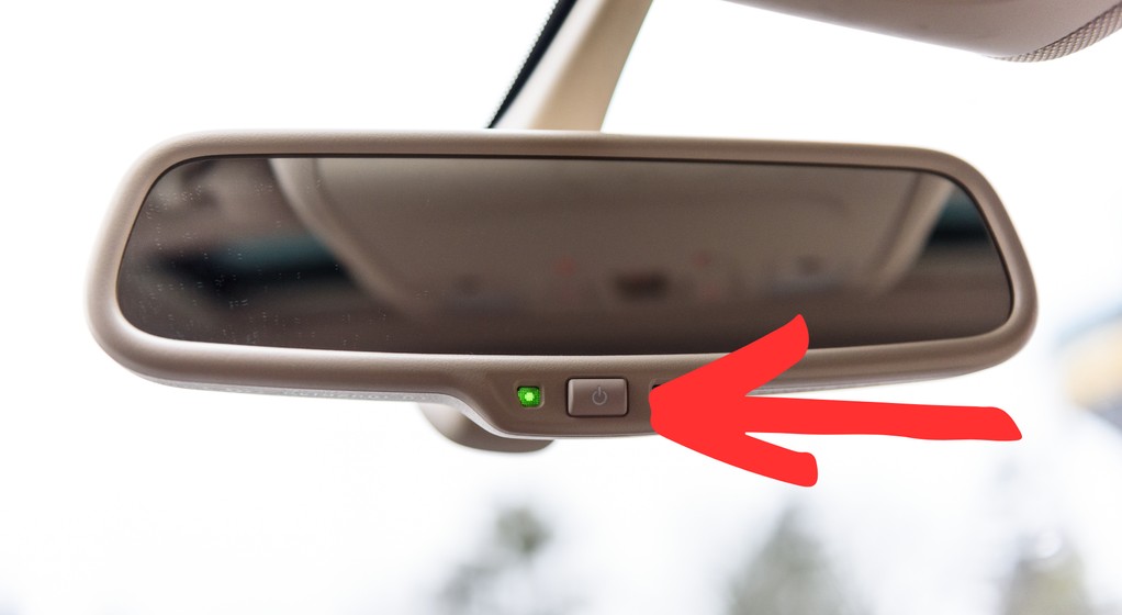 Przycisk, który odpowiada za "przyciemnianie" lusterka wstecznego
