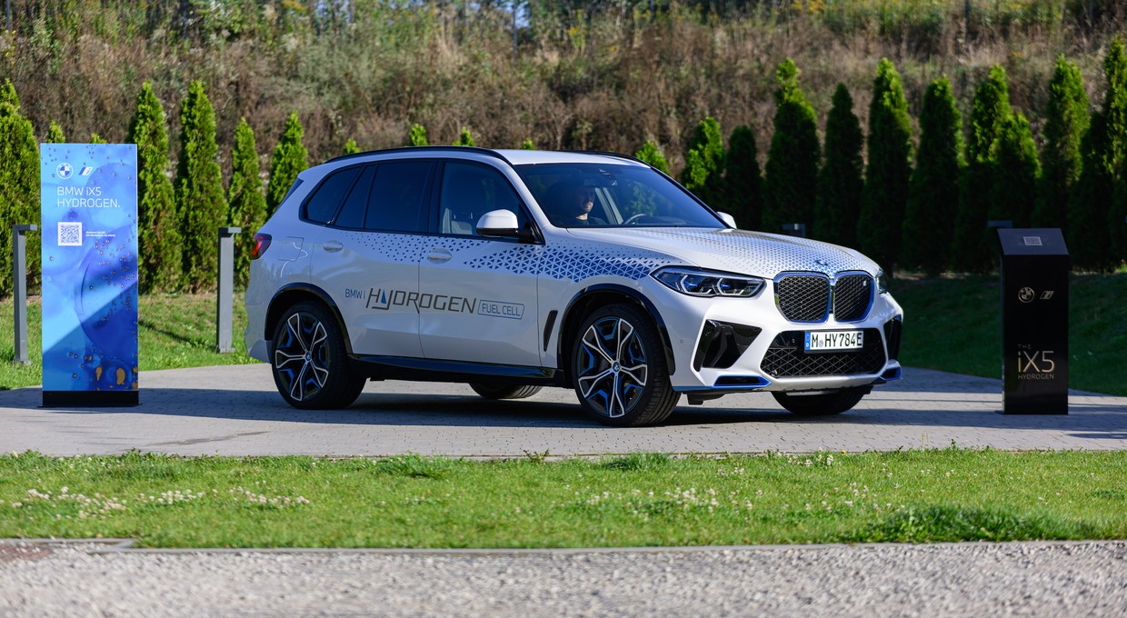 Wodorowe BMW iX5 Hydrogen debiutuje w Polsce. Już nim jeździliśmy