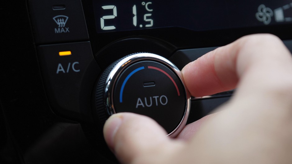 Klimatyzacja w upał nie zawsze szybko schłodzi auto. Taksówkarze mieli swoje dobre i tanie patenty