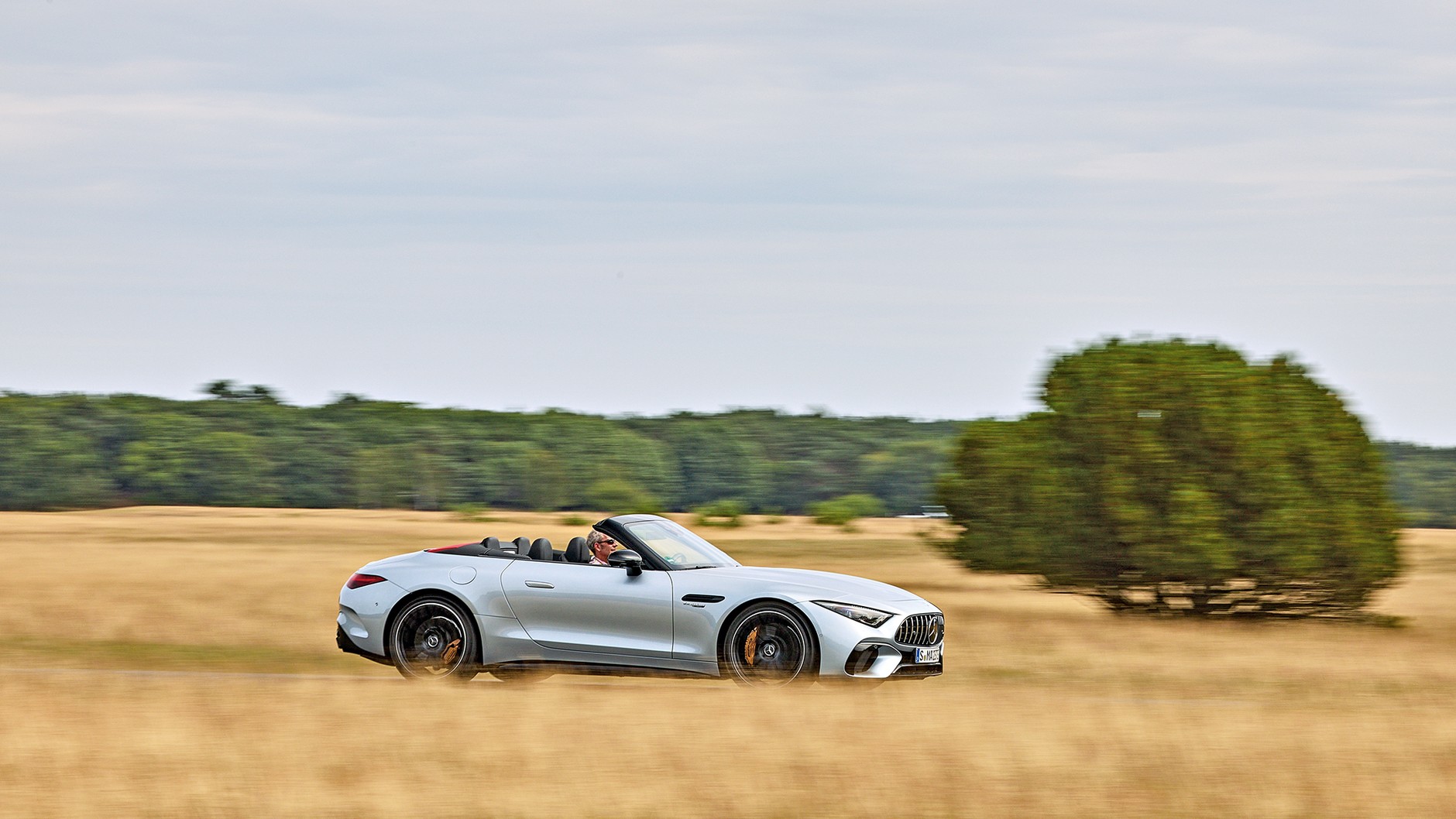 Brzmienie silnikaV8 to rozkosz dla zmysłów. Płaski i długi SL świetnie prezentuje się na drodze. 21-calowe koła to opcja w cenie od 7057 zł