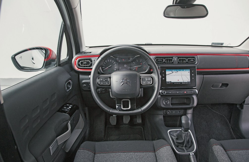 Ciekawy wygląd, nie zawsze idealna obsługa, znośne materiały i świetne fotele z przodu. Całkiem dobre poczucie jakości