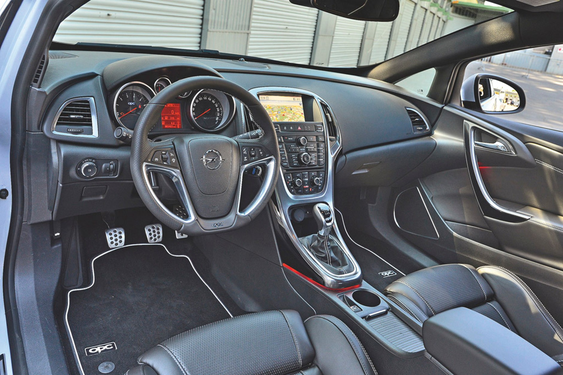 Astra OPC kontra Scirocco R: czy Opel pokona Volkswagena