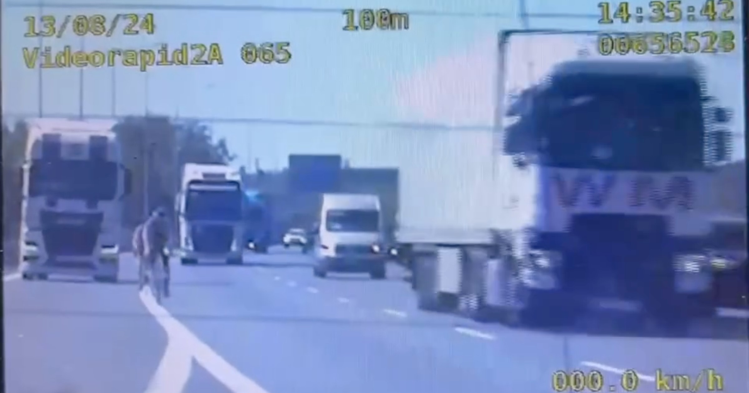 Nietypowa interwencja na autostradzie A4 - policja zatrzymała dwoje rowerzystów