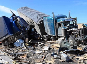Wielkie ciężarówki porozrzucane niczym zabawki. Przerażające skutki tornada w Missisipi