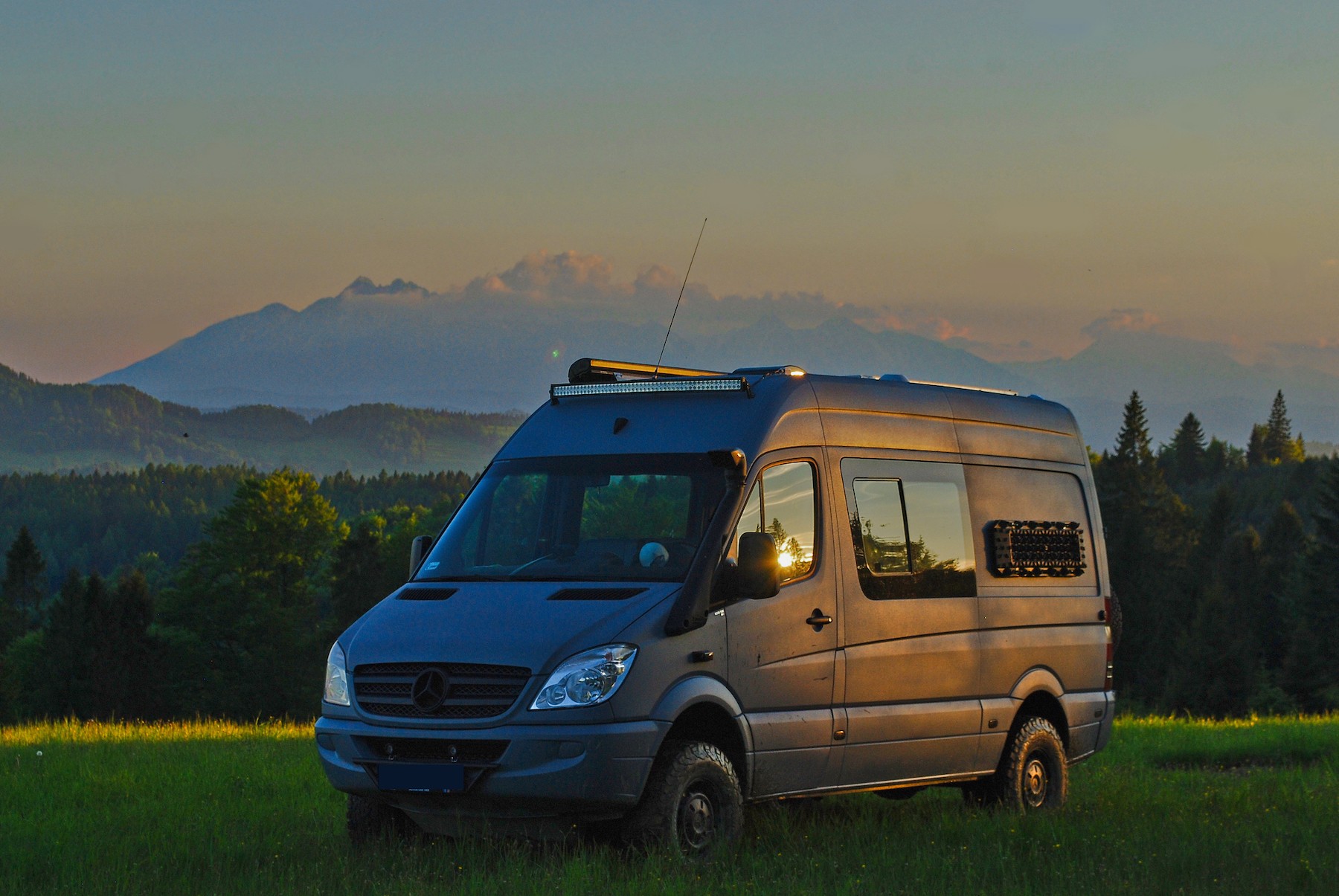 Kamper do ambitnej turystyki zbudowany przez polską firmę Adventure Van Custom Conversions na bazie używanego Mercedesa Sprintera z napędem 4x4